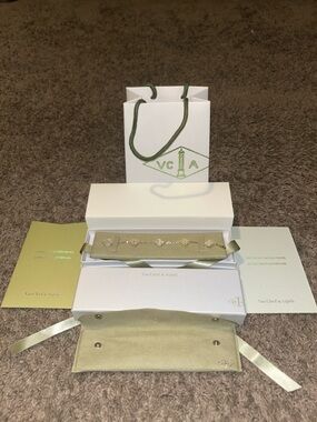 Van Cleef & Arpels 18k Gold and mother of pearl 5-Flower Bracelet
